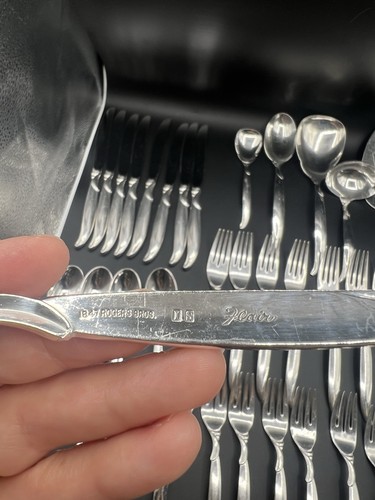 1847 Rogers Bros FLAIR Flatware For 8 w/ Wooden Chest 56pcs + 3pcs Extra Diff. - Picture 12 of 20