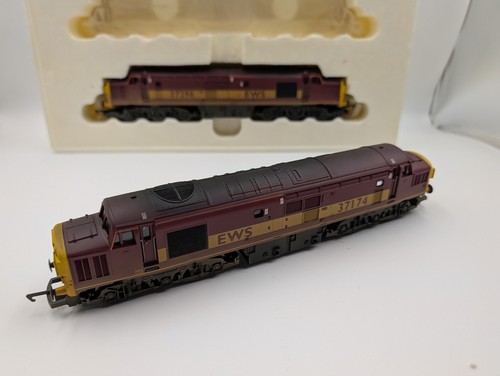 Hornby Spurweite OO R2255A EWS Klasse 37 Dieselloks (Strom und Dummy) verwittert - Bild 4 von 8