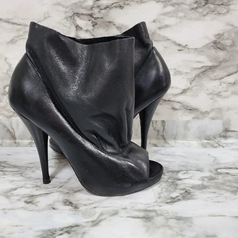 Botas femininas Dolce Vita tornozelo desleixado 6 couro preto peep toe salto agulha - Imagem 3 de 4