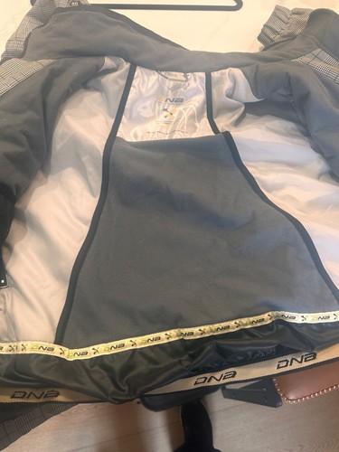 Womens DNA Descente ski/snowboard black and white jacket- Size 10. No flaws - Picture 6 of 7