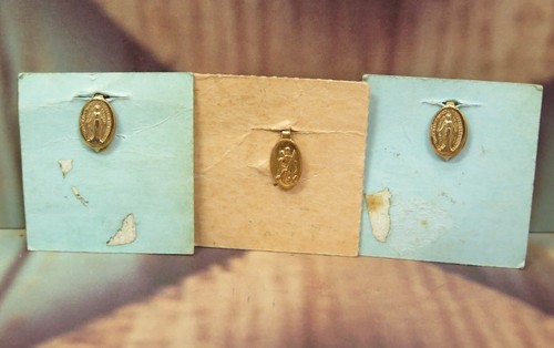 Vintage 3 Miraculous Medal and Lapel Cross Buttons 24K Gold Plated Original Card - Picture 2 of 3