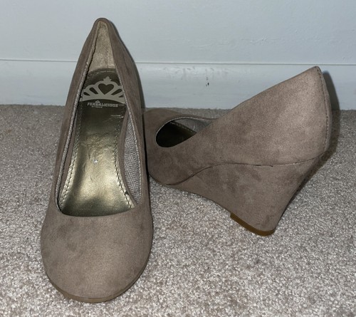 Fergalicious by Fergie Größe 5,5 Tiny Too Wildleder High Heel Keilabsatz Schuhe beige - Bild 17 von 21