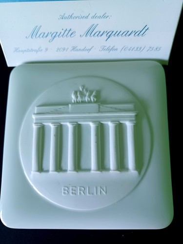 K P M ROYAL BERLIN Cameo Box with Lid by Margitte Marquardt - Picture 1 of 5