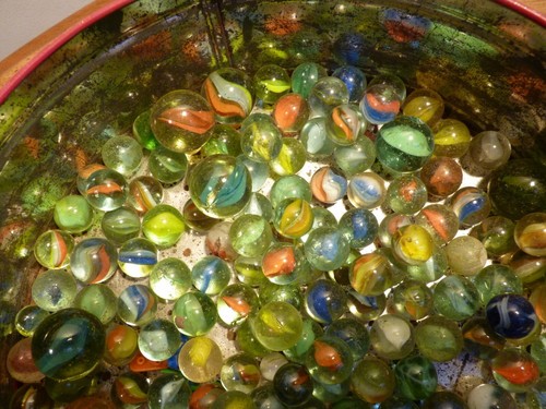 TIN LOT OF 150 VINTAGE / ANTIQUE COLOURED GLASS MARBLES, COLLECTABLE ALL SIZES - Picture 3 of 10