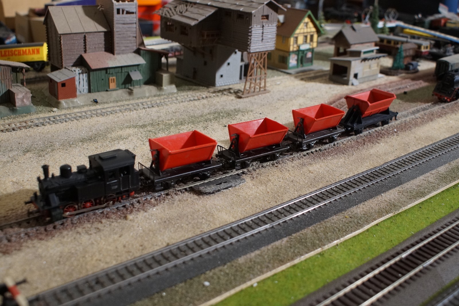 MARKLIN - Märklin, 3029 STEAM ENGINE WITH FOUR HOPPER WAGONS, SCALE HO MARKLIN - Märklin, 3029 STEAM ENGINE WITH FOUR HOPPER WAGONS, SCALE HO
