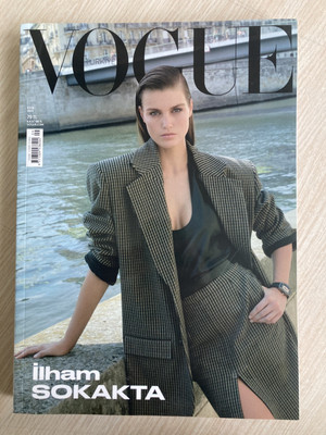 女性情報誌 Vogue Turkey Magazine February 2022 Vogue Turkey