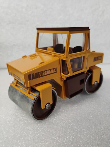 Case Vibromax 854 Roller  1/35 Mfg by Conrad W. Germany #2702