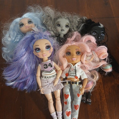 Lote de 5 muñecas Rainbow High con trajes ropa algunos zapatos - Imagen 17 de 17