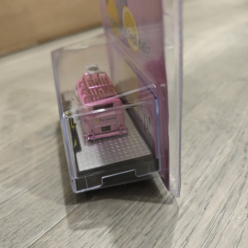 M2 2021 Exclusive Pink Lemonade 1960 VW Delivery Van CHASE FL04 1/300 htf - Picture 6 of 9