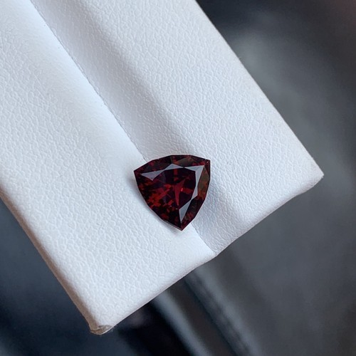 Dark Red Color Garnet Natural 2.90 Carat Beautiful Trillion cut Gemiphy Gemstone - Picture 3 of 7