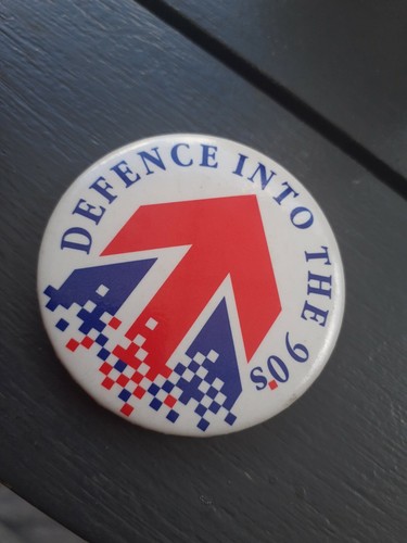 Insignia vintage de Defence into the 90s - Imagen 3 de 3