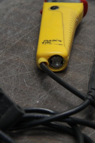 FLUKE T100 AC / DC VOLTAGE TESTER 12 to 690V # R345 - Imagen 2 de 2