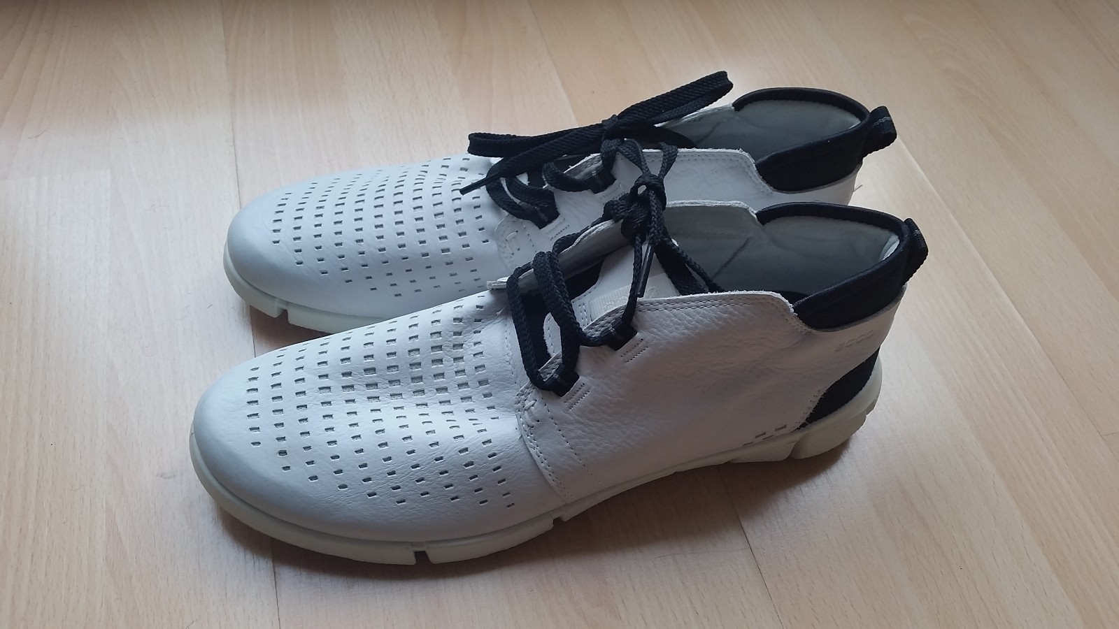 Scarpe casual da uomo Ecco intrinseca UOMO IN PELLE BIANCO SCARPE CASUAL UK8 (EU42) Scarpe casual da uomo Ecco intrinseca UOMO IN PELLE BIANCO SCARPE CASUAL UK8 (EU42)