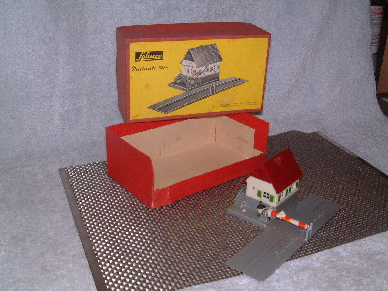 SCHUCO VARIANTO W. GERMANY, 3063 MANUALLY OPERATED TOLL HOUSE W ORIGINAL BOX SCHUCO VARIANTO W. GERMANY, 3063 MANUALLY OPERATED TOLL HOUSE W ORIGINAL BOX