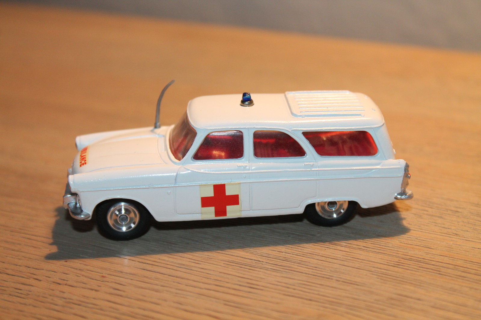 Corgi toys Ford Zephyr rosso Cross Ambulance embalaje original 1 43 código 3 única Corgi toys Ford Zephyr rosso Cross Ambulance embalaje original 1 43 código 3 única