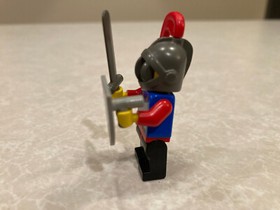LEGO Minifigure Castle Lion Knights Breastplate Red Plume cas186 6021