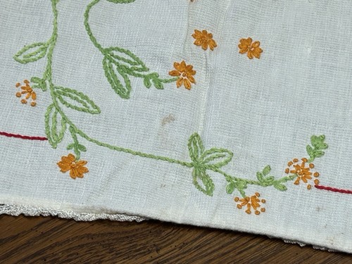 Corredor de mesa bordado vintage diseño floral 36” x 10” hecho a mano - Imagen 5 de 12