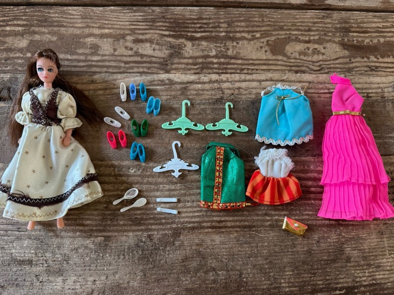 Vintage 1970s Topper Dawn Doll Plus Clothes & Shoe Lot + Pink Neat Pleats