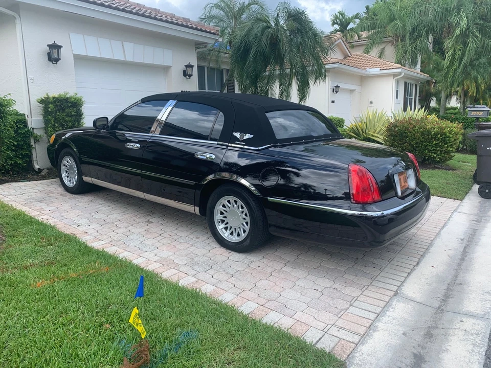 Lincoln Town Car 2000  - Image 4 of 4