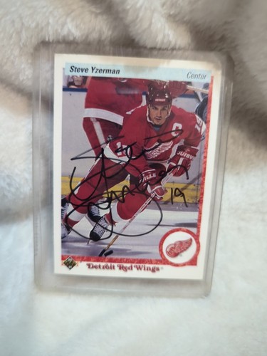 Autographed Hockey Card featuring Steve Yzerman Detroit Red Wings  - Picture 1 of 3