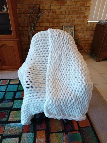 Large White Cosy Knitted Blanket 160 x 120 cm. - Picture 3 of 3