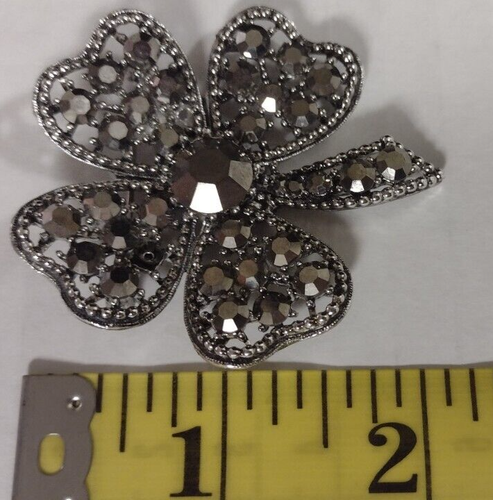 Vintage Weiss Shamrock Brooch Faceted Rhinestones - Picture 7 of 8