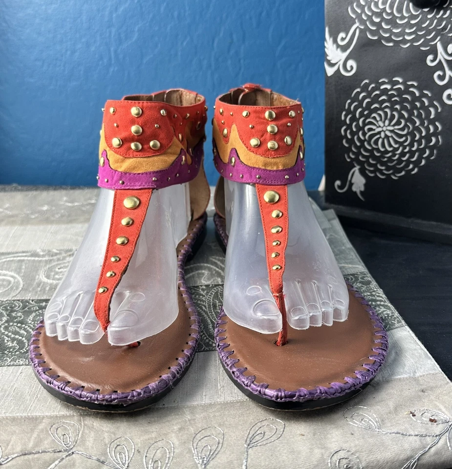 Sandalias planas de gladiador Boutique9 talla 10 multicolor de gamuza con tachuelas - Ver descripción Foto 2 de 4