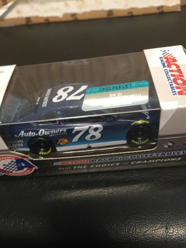 1:64 Action Martin Truex Jr #78 Auto Owners '18 Toyota Camry - Picture 3 of 4