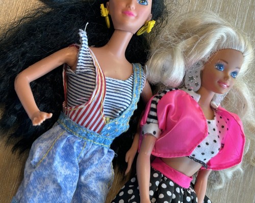 2 Mattel 1980's Vintage Barbie Dolls Doll Lot With Clothes & Accessories. - Picture 15 of 18