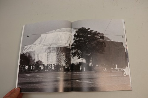 Christo (1935-2020) - Stück Stoff von Verhüllung Reichstag Berlin + 2 Kataloge - Bild 10 von 10