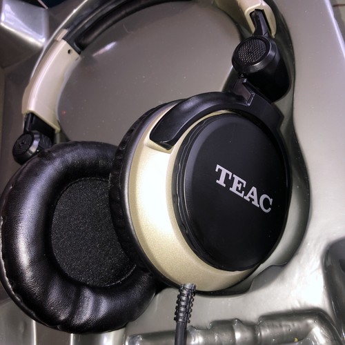 Teac (CT-H2000) Pro Grade Headphones - Picture 3 of 10