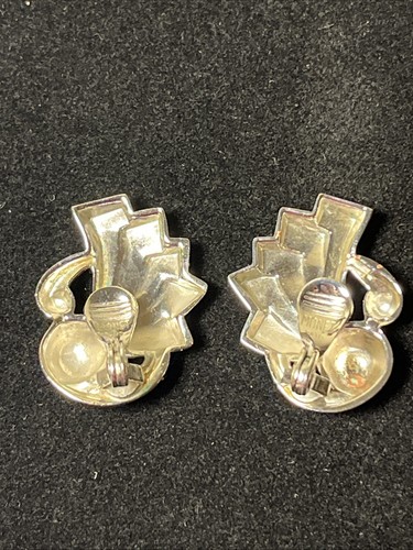 Vintage MONET Signed Art Deco Fan Style Shiny Silver Tone Earrings Clip-on 1.25” - Picture 4 of 5