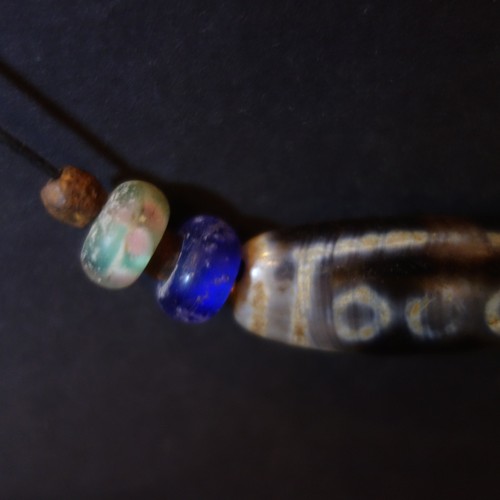 Excelente: Antigua cadena de amuletos de Nepal con buen "7 ojos" ágata DZI - Imagen 10 de 14