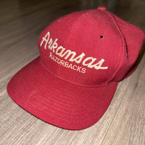 Cappello SnapBack Vintage Arkansas Razorbacks Sports Specialties Rosso Scuro Scritta - Foto 3 di 7