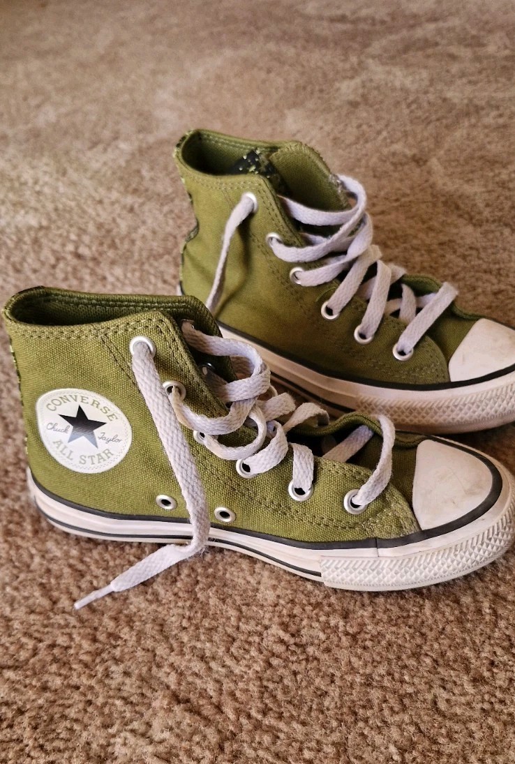 Boys Army Green Converse Size 12 Lace Up Shoes Minimal Wear Boys Army Green Converse Size 12 Lace Up Shoes Minimal Wear