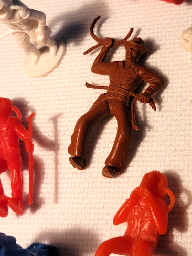 Vintage Konvolut 70er Cowboys Indianer Astronauten Hartplastik bunte Spielfiguren - Bild 9 von 17