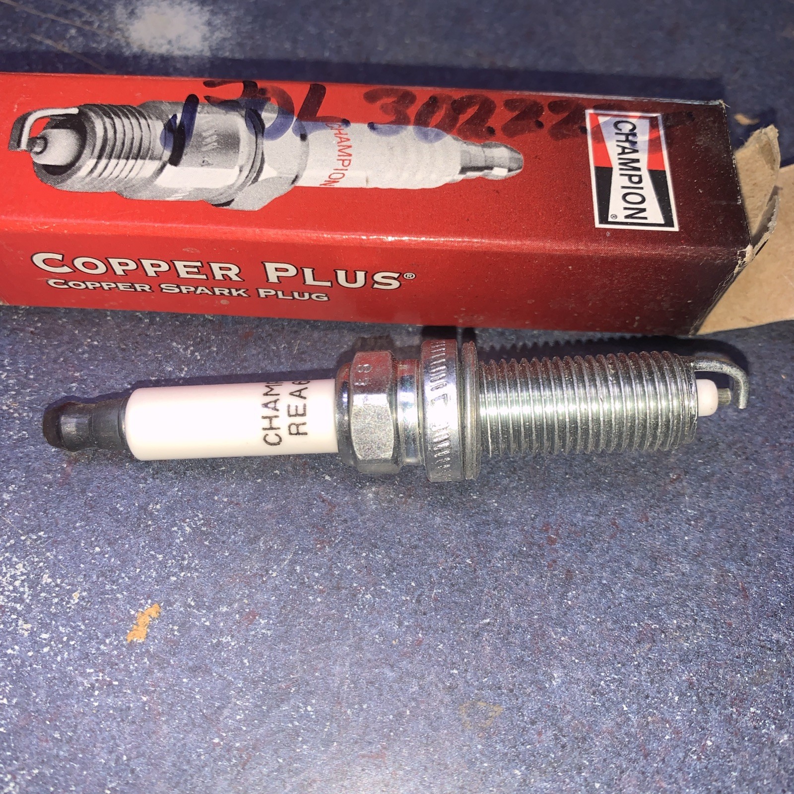 CHAMPION SPARK PLUG 987 REA8MCL t089
