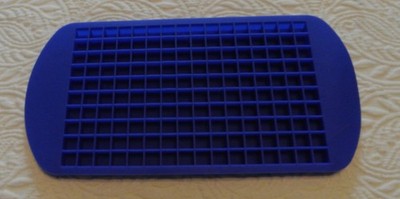 Blue Grid Mini Ice Cubes Silicone Ice Tray Foldable Ice Mold Ice Breaker 7 x4-5 