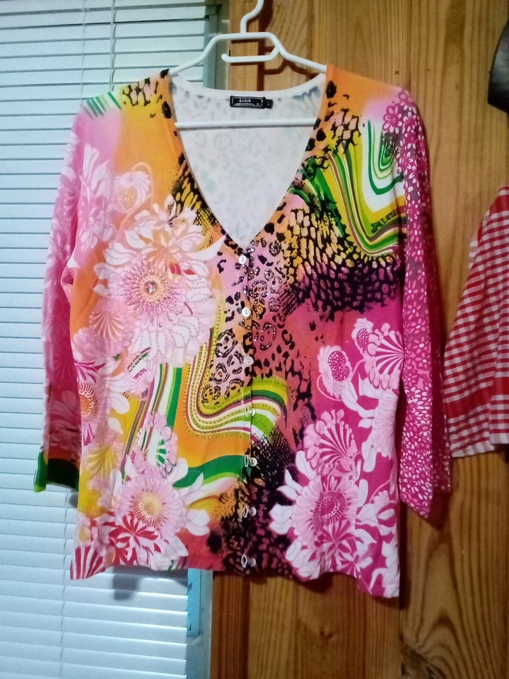 Blusa Lisa International para mujer rosa floral manga 3/4 cuentas y lentejuelas Foto 2 de 4