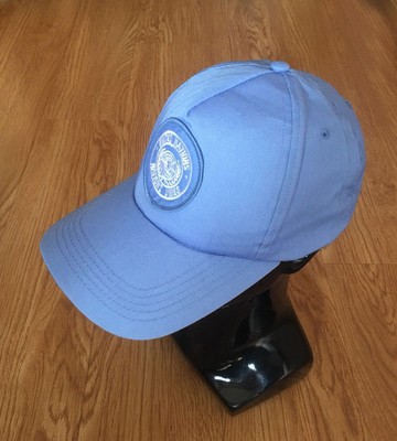 un baseball cap