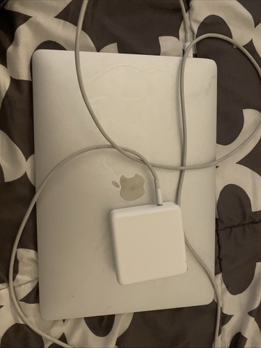 Apple MacBook Pro 13" (128GB SSD, Intel Core i5, 1.40 GHz, 8GB) Laptop - Silver - Picture 4 of 4