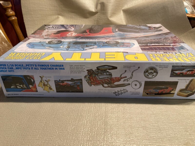 1/16　MPC　1973ダッジチャージャー Amazon.com: Round 2 MPC Richard Petty 1973 Dodge Charger 1
