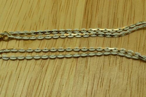 PULSERA DOBLE CADENA 7.25" CHAPADA EN ORO AMARILLO CON ESLABÓN CABLE ESMALTE BLANCO - Imagen 2 de 3