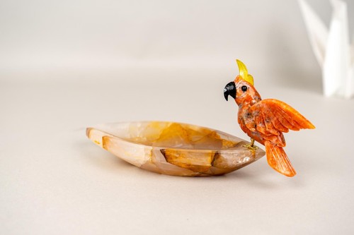 Cacatúa de cuarzo rojo tallada a mano en un cuenco de cristal sanador dorado de hematita - Imagen 6 de 10