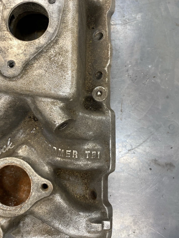 Colector Edelbrock 3704 Performer TBI aluminio 305/350 SBC 1987-95 Chevy/GMC Foto 4 de 4