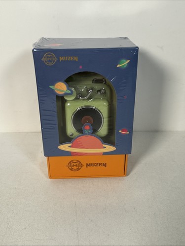 Mini Altavoz de Metal Pequeño Bluetooth Botón Muzen Verde Aguacate y Estuche de Cuero NUEVO - Imagen 1 de 5