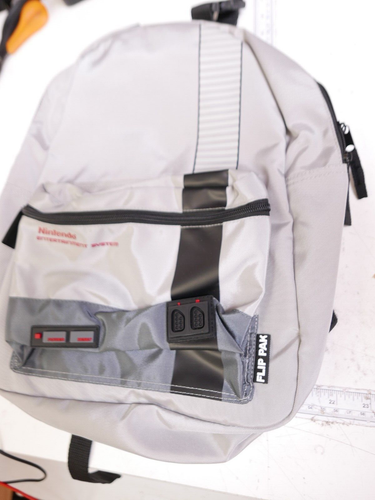 Nintendo NES Konsole Style Flip Pak BackPack Bioworld Prototype Sample RAR - Bild 1 von 10