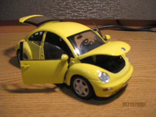 1/18 VOLKSWAGEN NEW BEETLE IN PALE YELLOW (1) , BY , MAISTO, NO BOX - Picture 14 of 20