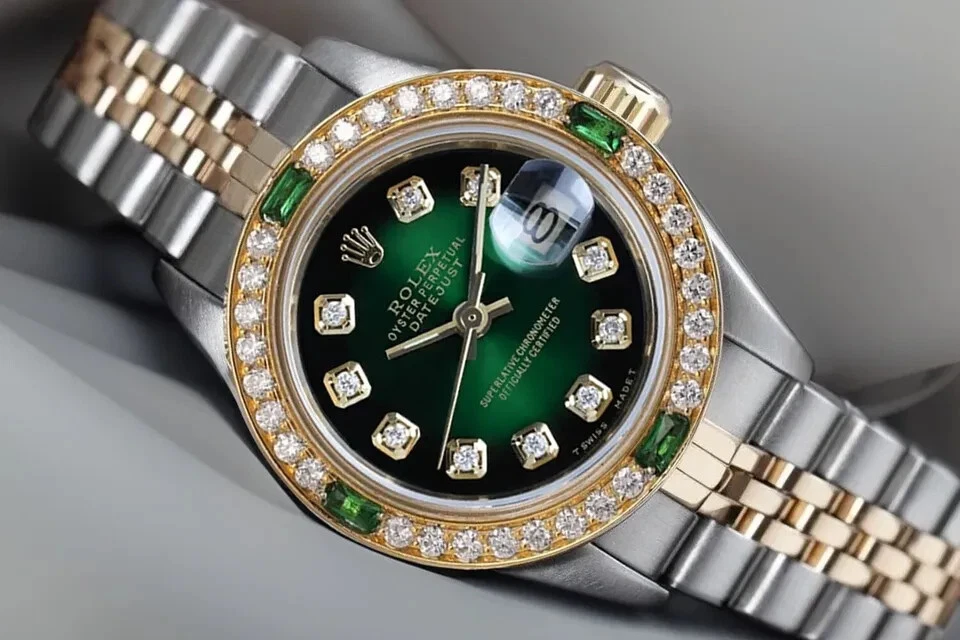 Женские часы Rolex Datejust 26 мм с зеленым бриллиантовым циферблатом с изумрудным и бриллиантовым ободком - Изображение 2 из 4