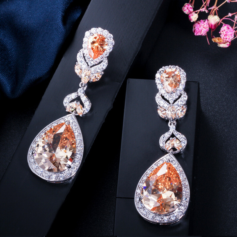 Pendientes creativos simples rojos circoniales grandes colgantes largos con corte lagrimal para novias